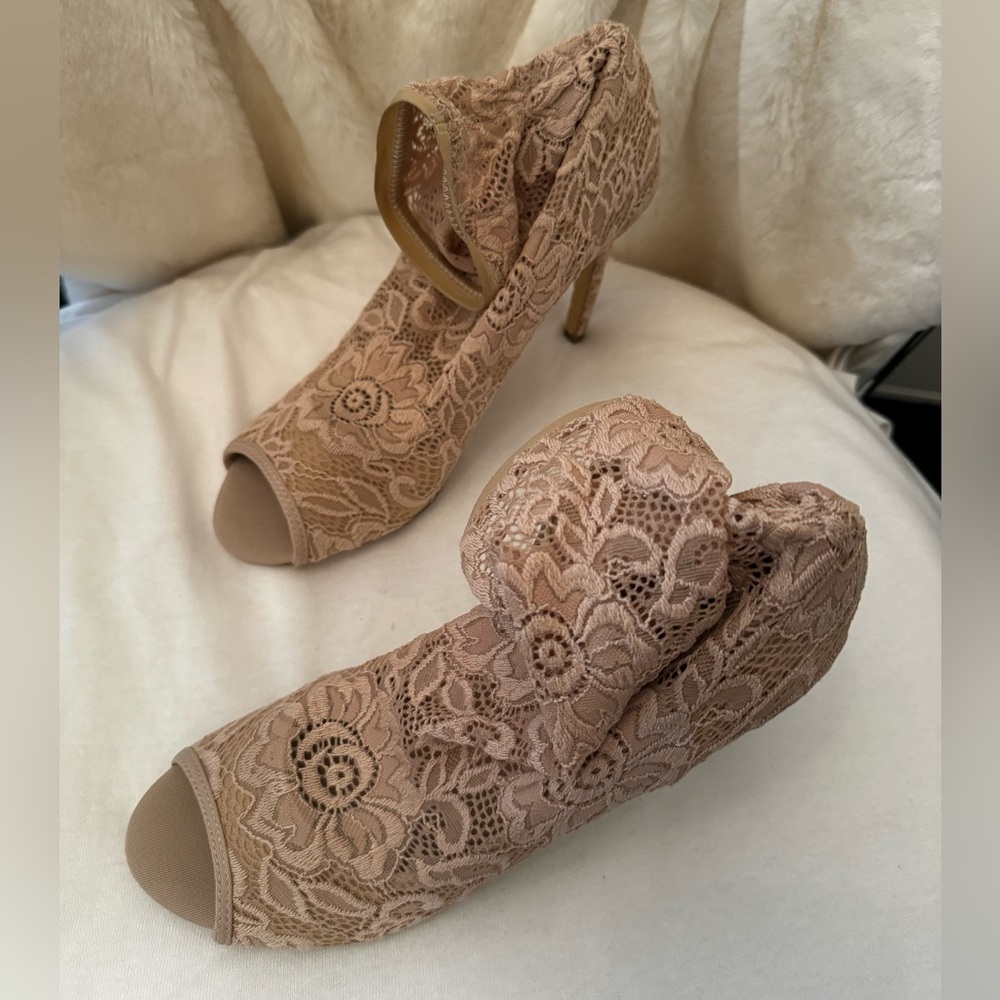 New CHARLES DAVID PEEP TOE LACE BOOTIES PUMPS-OPEN TOE-BEIGE LACE-SZ 9